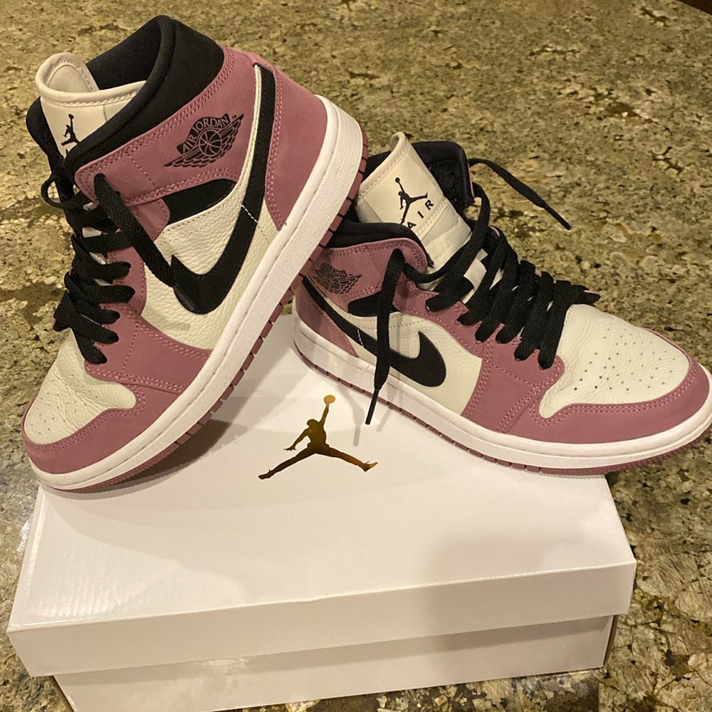 Air Jordan 1 Mid SE Mulberry